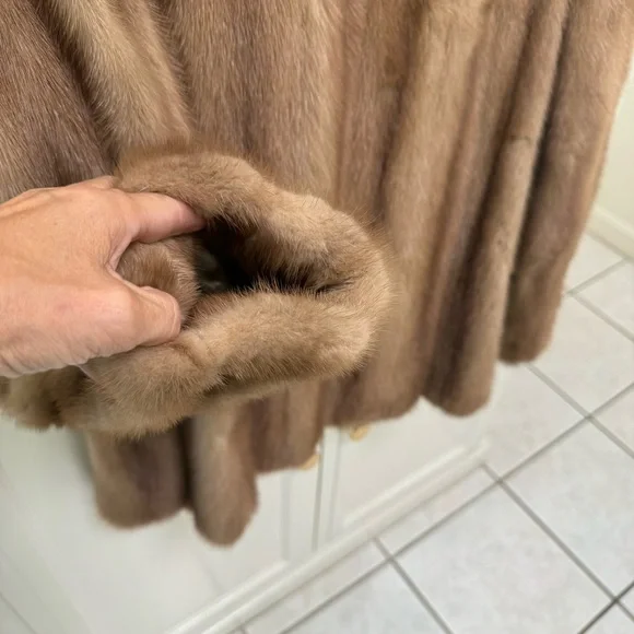 Mink Fur Coat, by Normart’s of Fresno, Calif - Picture 9 of 13